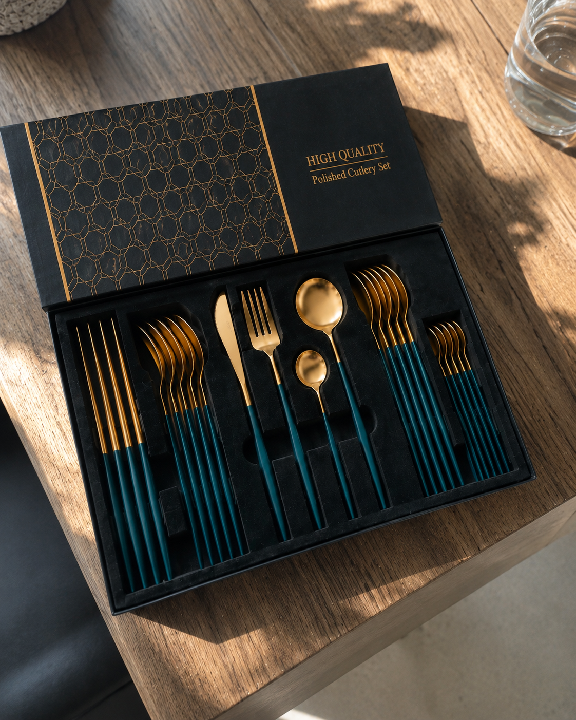 Coffret de couverts dorés et vert émeraude en lumière naturelle