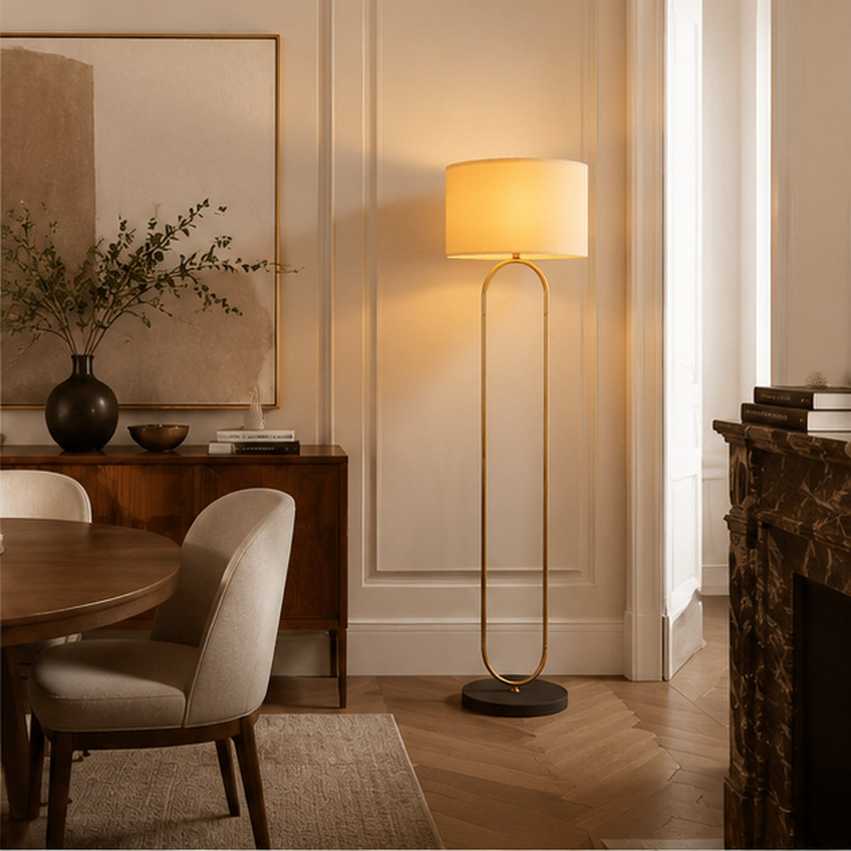 Lampadaire noir et doré à abat-jour en lin ROYAL en situation dans un salon
