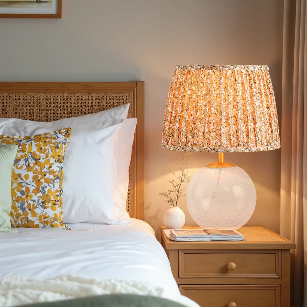 Lampe à Poser Verre Martelé Abat-Jour Tissu — ROSÉE — mise en situation naturelle