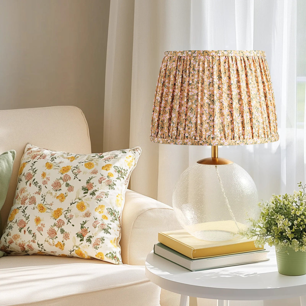 Lampe à Poser Verre Martelé Abat-Jour Tissu — ROSÉE — mise en situation naturelle