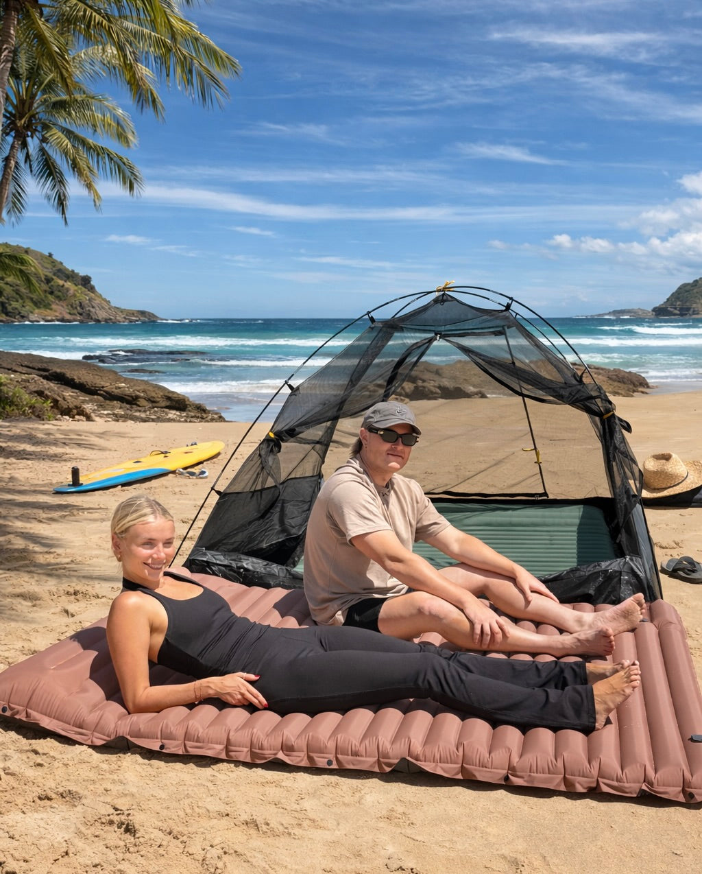 Deux personnes sur le matelas de camping double
