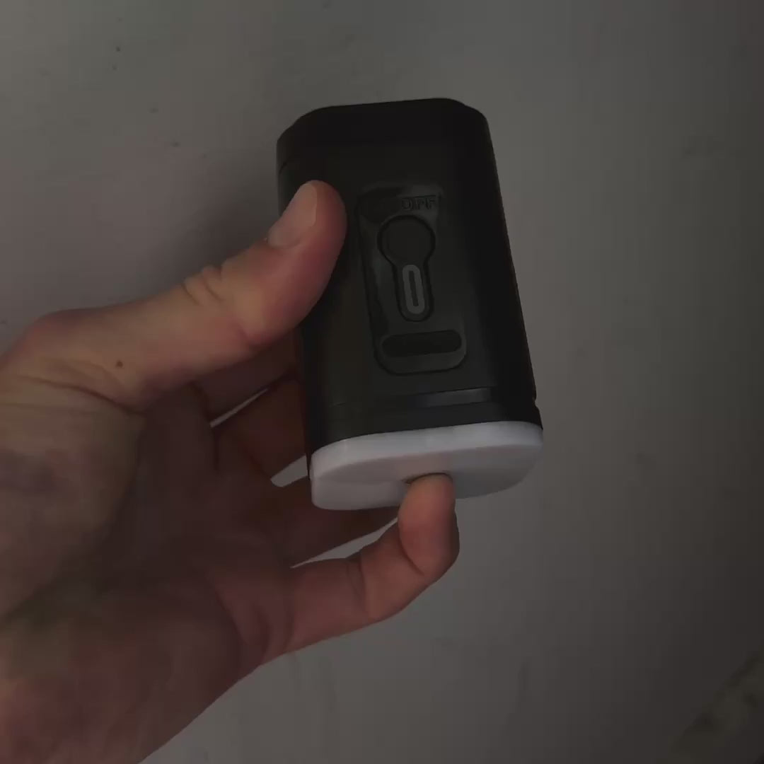 Démonstration de la lampe LED intégrée à la mini-pompe